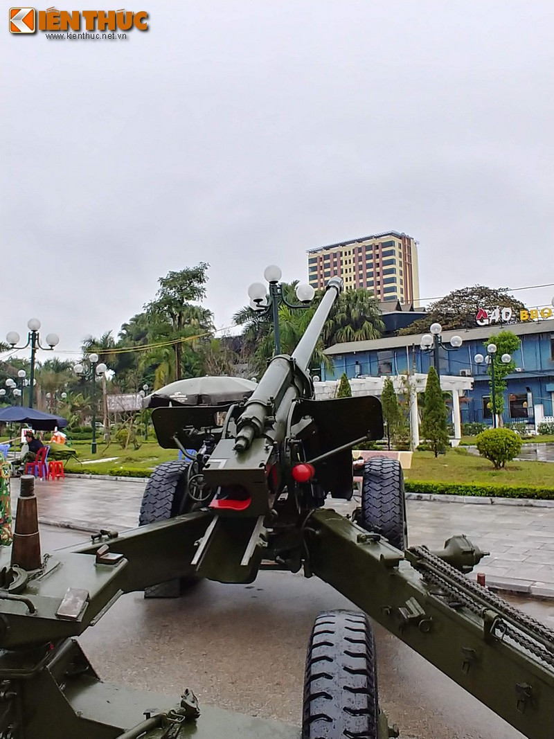 Cụ thể, trọng lượng của khẩu pháo nòng xoắn M46 chưa kể đạn lên tới 7,7 tấn, sau khi cố định càng pháo nòng pháo chỉ có thể xoay được 50 độ. Nếu mục tiêu nằm ngoài 50 độ này, càng pháo sẽ phải được nhấc ra và cố định lại.