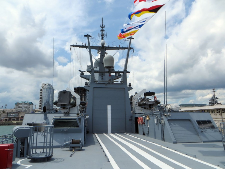 Nhà chứa trực thăng trên tàu Đề án 22160 có thiết kế rất hợp lý cùng cửa đóng được - khác hoàn toàn so với nhà chứa... hình thang trên tàu Gepard. Nguồn ảnh: Livejournal.