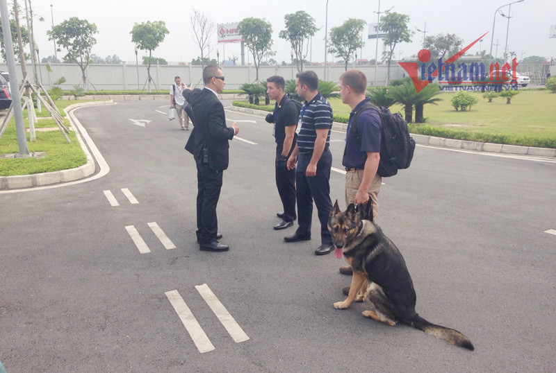 Chó nghiệp vụ được đặc vụ Mỹ mang sang Việt Nam tháp tùng chuyến thăm của Tổng thống Donald Trump. Nguồn ảnh: Vietnamnet.