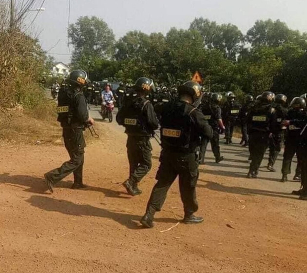 Nhận thấy đây là khu vực có địa hình hiểm trở, nhiều kênh rạch chằng chịt và đối tượng nguy hiểm được trang bị vũ khí nóng, lực lượng công an và cảnh sát cơ động đã triển khai quân với trang bị vũ khí cùng chó nghiệp vụ, đảm bảo không cho đối tượng tẩu thoát. Nguồn ảnh: TT.