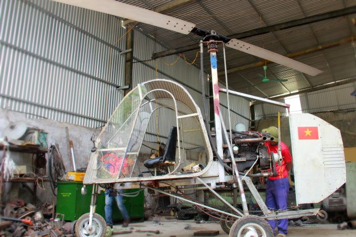 Cuối cùng là chiếc trực thăng của người nông dân mới... học hết lớp 7 ở Quỳ Hợp, Nghệ An. Từ những đống phế liệu thu nhặt được, ông Lê Văn Thoả đã có thể lắp ráp thành một chiếc trực thăng hoàn thiện. Nguồn ảnh: Vietnamnet.