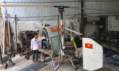Chiếc trực thăng do ông nông dân mới học hết lớp 7 này chế tạo có giá vào khoảng 120 triệu đồng - rẻ hơn nhiều các loại trực thăng cỡ nhỏ đang được sử dụng trên thế giới hiện nay. Tuy nhiên đáng tiếc là do chưa thực sự hoàn thiện, chiếc trực thăng một chỗ ngồi này vẫn chưa bay thử thành công lần nào do thiếu ổn định phần đuôi. Nguồn ảnh: Baohothuonghieu.