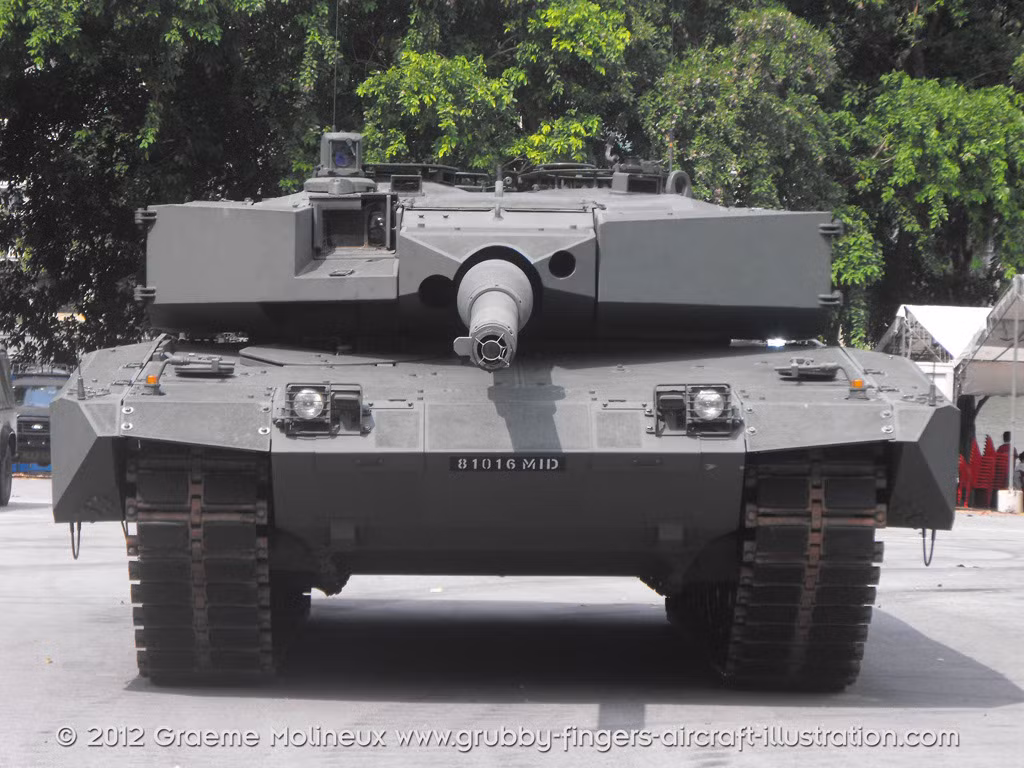 Cơ bản các xe tăng Leopard 2SG của Singapore được chế tạo hoàn toàn trên nền tảng tăng Leopard 2A4 với việc sử dụng chung vũ khí, hệ thống động cơ, hệ thống điều khiển hỏa lực...tuy nhiên tháp pháo và thân xe được tăng cường thêm các block giáp phức hợp AMAP tăng khả năng chống đạn xuyên giáp. Nguồn ảnh: Pinterest.