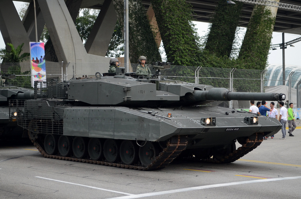 Tính đến năm 2013, Quân đội Singapore có 182 chiếc xe tăng Leopard 2SG trong biên chế của mình (chưa rõ số lượng đã được nâng cấp). Với diện tích chỉ khoảng 700 km vuông, lực lượng xe tăng hiện đại với quân số lên tới 182 chiếc có lẽ đã là quá đủ cho nước này. Nguồn ảnh: Pinterest.