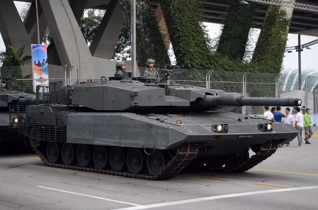 Tính đến năm 2013, Quân đội Singapore có 182 chiếc xe tăng Leopard 2SG trong biên chế của mình (chưa rõ số lượng đã được nâng cấp). Với diện tích chỉ khoảng 700 km vuông, lực lượng xe tăng hiện đại với quân số lên tới 182 chiếc có lẽ đã là quá đủ cho nước này. Nguồn ảnh: Pinterest.