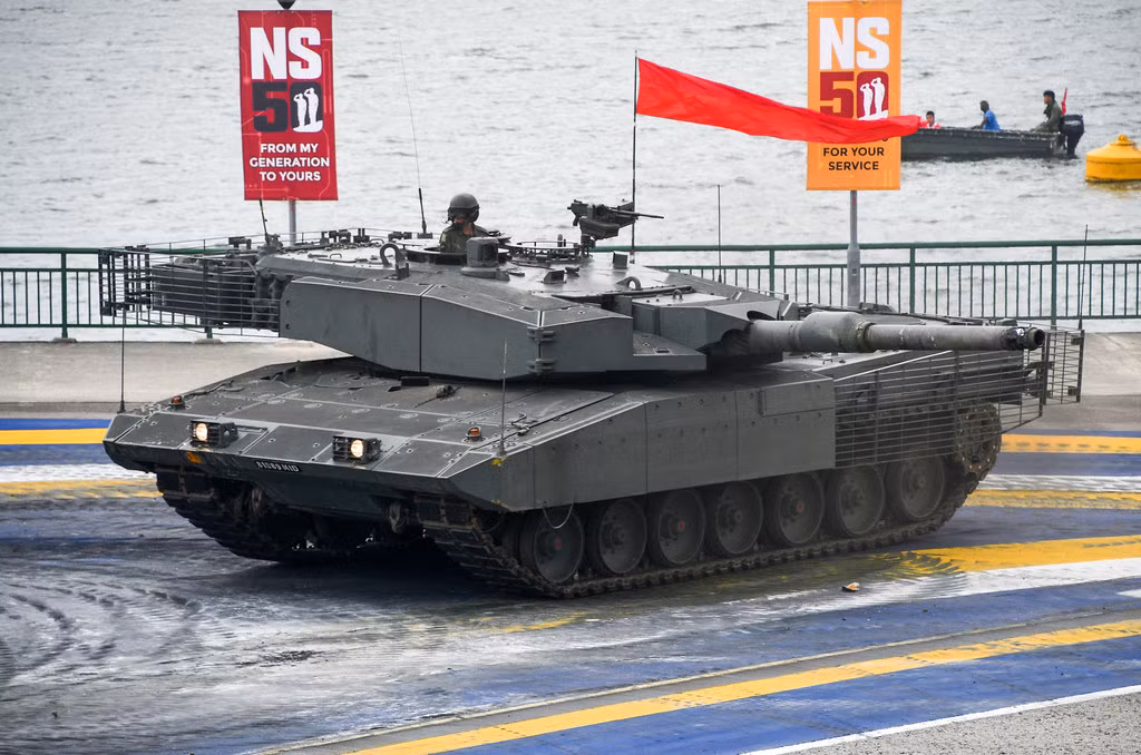 Cuối cùng là Singapore, đảo quốc nhỏ bé này hiện cũng đang sở hữu loại xe tăng mạnh bậc nhất Đông Nam Á, ngang ngửa với sức mạnh của xe tăng T-90 Việt Nam đó là Leopard 2SG. Nguồn ảnh: Pinterest.