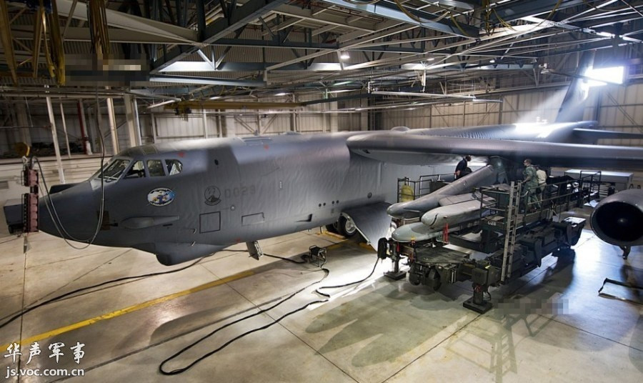 Khi được triển khai, tên lửa AGM-86 sẽ triển khai sải cánh rộng 3,7 mét của mình và bay với tốc độ tối đa lên tới Mach 0.8. Đây hiện được coi là loại vũ khí ngyy hiểm bậc nhất của pháo đài bay B-52 cho tới thời điểm hiện tại. Nguồn ảnh: BI.