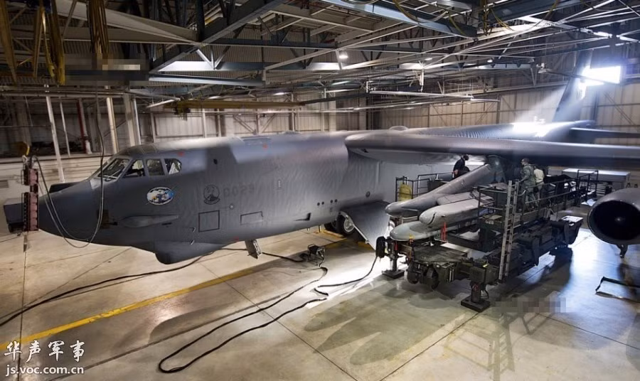 Khi được triển khai, tên lửa AGM-86 sẽ triển khai sải cánh rộng 3,7 mét của mình và bay với tốc độ tối đa lên tới Mach 0.8. Đây hiện được coi là loại vũ khí ngyy hiểm bậc nhất của pháo đài bay B-52 cho tới thời điểm hiện tại. Nguồn ảnh: BI.