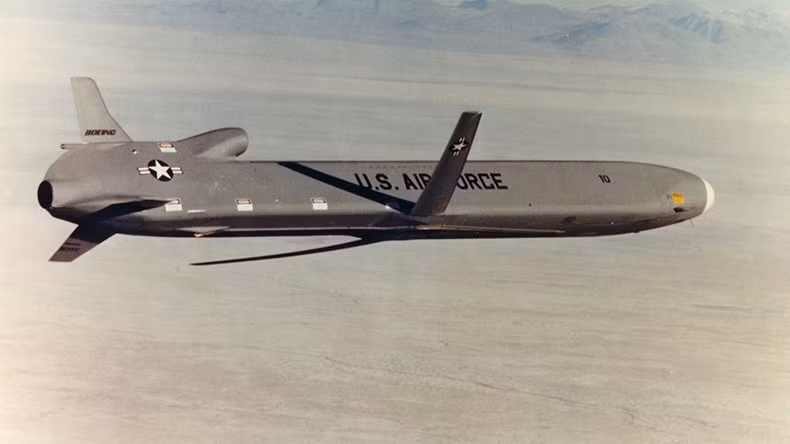 Đây cũng là loại tên lửa độc quyền của B-52, được Không quân Mỹ phát triển để thay thế cho tên lửa AGM-86 trong tương lai. LRSO có giá 900.000 triệu USD mỗi quả và bắt đầu được thử nghiệm từ năm 2015. Nguồn ảnh: BI.