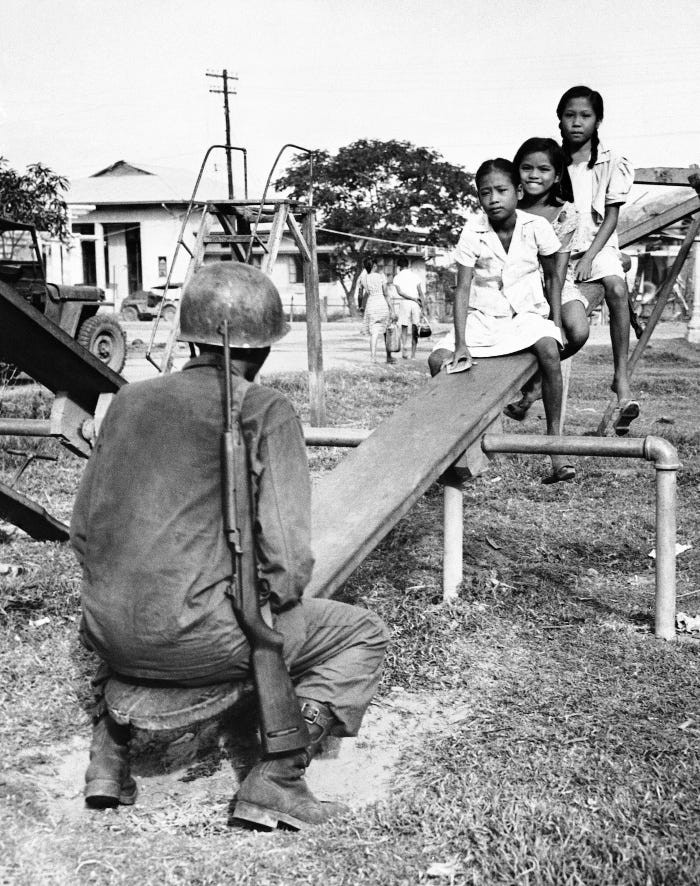 Ngoài quân đội Mỹ, lính Australia và cả lính Mexico cũng tham gia vào trận đánh này. Những người Mỹ gốc Philippines cũng tham chiến với số lượng lớn, tình nguyện làm phiên dịch hoặc dẫn đường để giúp quân đồng minh giải phóng quê hương. Nguồn ảnh: BI.