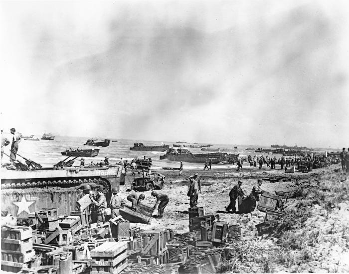 Hải quân Mỹ huy động khoảng 70 tàu chiến cùng 175.000 lính thuộc Quân đoàn 6 tham gia vào trận đánh. Nguồn ảnh: BI.