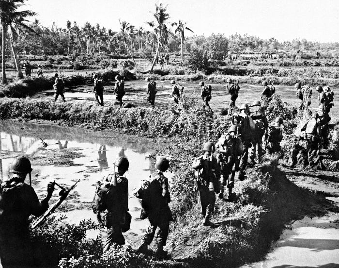 Đổi lại, lối đánh cảm tử theo kiểu "trận đánh cuối cùng" của Nhật lại khiến người Mỹ kinh hoàng khi một lính Nhật quyết đổi mạng với một vài hoặc chỉ một lính Mỹ. Nguồn ảnh: BI.