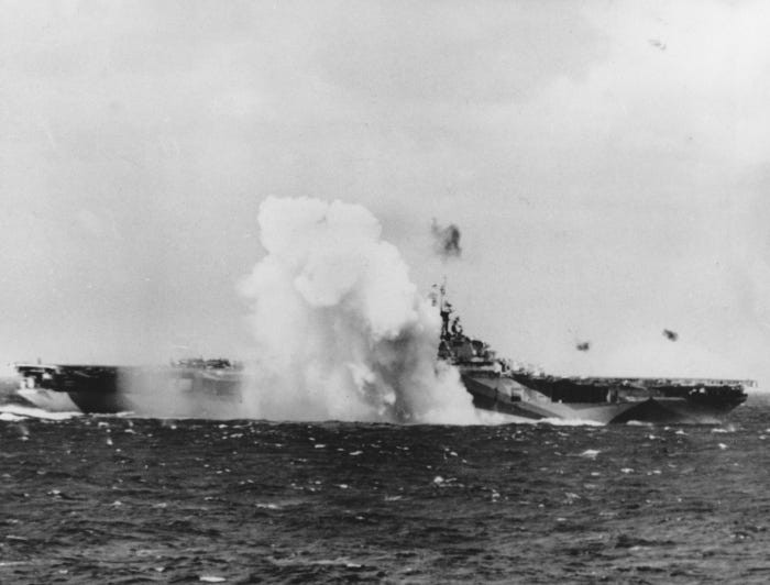 Chiến thuật sử dụng máy bay chiến đấu đâm cảm tử vào tàu chiến Mỹ của Nhật cũng khiến cho các tàu chiến Mỹ gặp khó khăn lớn trong việc sống sót qua trận đánh này. Nguồn ảnh: BI.