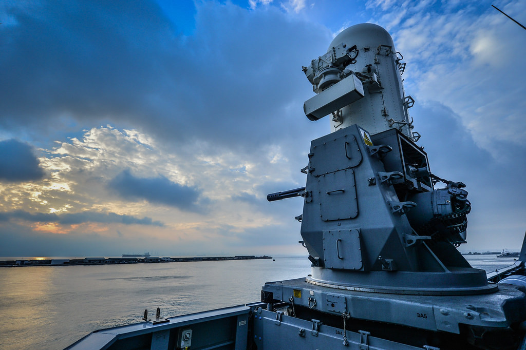 Pháo cao tốc MK-15 có khả năng bắn với tốc độ 4.500 viên mỗi phút với hệ thống 6 nòng xoay. Do tốc độ bắn quá cao nên nó phát ra tiếng "zẹt" rất đặc trưng chứ không thể nghe rõ âm thành của từng viên đạn ra khỏi nòng. Nguồn ảnh: USNV.