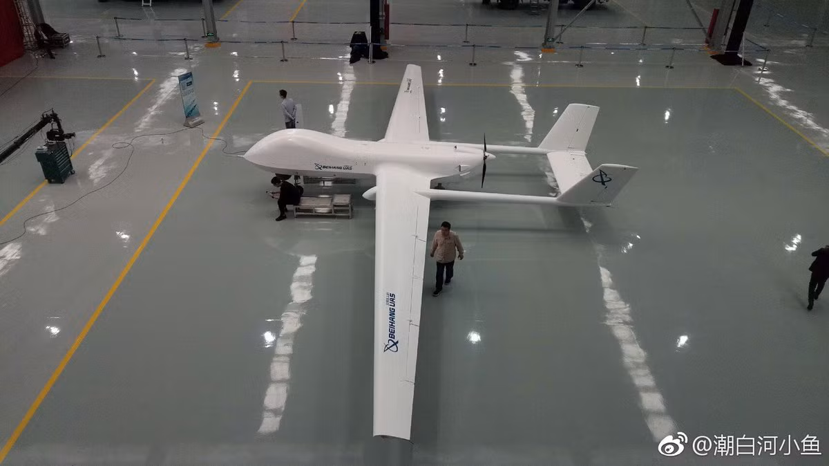 Ngoài ra, phiên bản thu giữ được tại hiện trường dù có cấu tạo tương đồng, nhưng lại có kích thước nhỏ hơn so với BZK-005 nên nhiều khả năng máy bay không người lái này dù do Trung Quốc sản xuất nhưng không xuất phát từ quốc gia này. Nguồn ảnh: QQ.