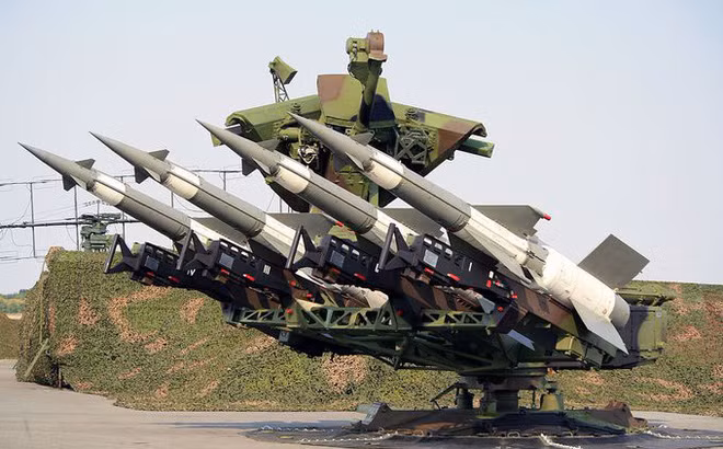 Thậm chí năm 2010, Ukraine còn cải tiến phiên bản tên lửa phòng không tầm ngắn S-125 lên phiên bản S-125-2D Pechora với khả năng tiêu diệt mục tiêu ở khoảng cách 40 km - tốt hơn hẳn phiên bản cũ của Nga. Nguồn ảnh: Rumil.