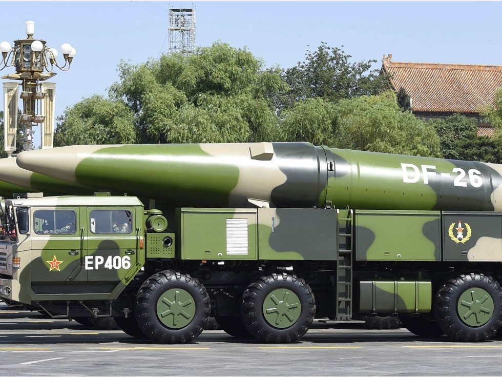 Với khả năng mang theo đầu đạn hạt nhân, sức công phá của tên lửa Đông Phong 26 cũng là cực kỳ ghê gớm. Kể cả khi nó sử dụng đầu đạn thường, với trọng lượng đầu đạn lên tới 1,8 tấn - rõ ràng đây là loại tên lửa thích hợp để sử dụng trong trường hợp đánh phủ đầu. Nguồn ảnh: Sina.