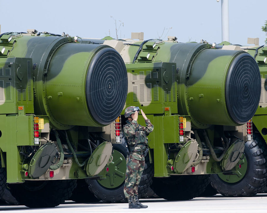 Trên lý thuyết, độ chính xác lệch tâm của tên lửa Đông Phong 26 vào khoảng từ 150 tới 450 mét so với mục tiêu ban đầu. Tuy nhiên do mang theo trọng lượng đầu đạn quá lớn, độ lệch này dường như không ảnh hưởng mấy tới việc phá huỷ mục tiêu đã định. Nguồn ảnh: Sina.