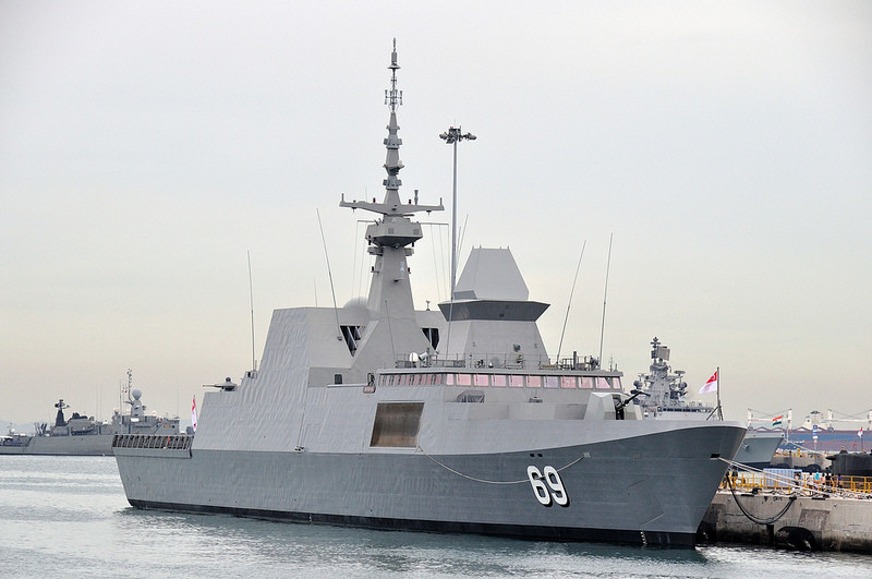 Cấu trúc thượng tầng của tàu được làm bằng hợp kim nhôm, gia cố bằng sợi thuỷ tinh. Điều này khiến cho lớp kiến trúc thượng tầng của Formidable vừa cứng cáp nhưng lại vừa nhẹ. Ở những khu vực quan trọng, vỏ tàu được làm bằng thép Kavlar - loại vật liệu chống đạn hiệu quả và nhẹ nhất hiện nay. Nguồn ảnh: Pinterest.