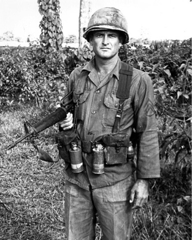 Một cách trốn nghĩa vụ quân sự đơn giản hơn mà lại "lợi đơn lợi kép" đó là đi học đại học. Nhiều chính trị gia nổi tiếng của Mỹ cũng từng được hoãn quân dịch do đi học đại học, trong đó bao gồm Bill Clinton (hoãn 1 lần), Joe Biden và Dick Cheney mỗi người hoãn tới... 5 lần để đi học. Nguồn ảnh: Pinterest.