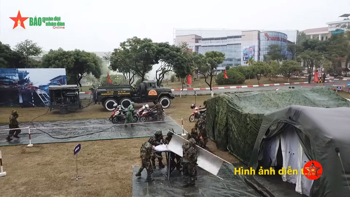 Không chỉ người, các loại phương tiện, thiết bị sau khi đi ra khỏi khu vực nhiễm độc đều phải được tẩy uế. Nguồn ảnh: QĐND.