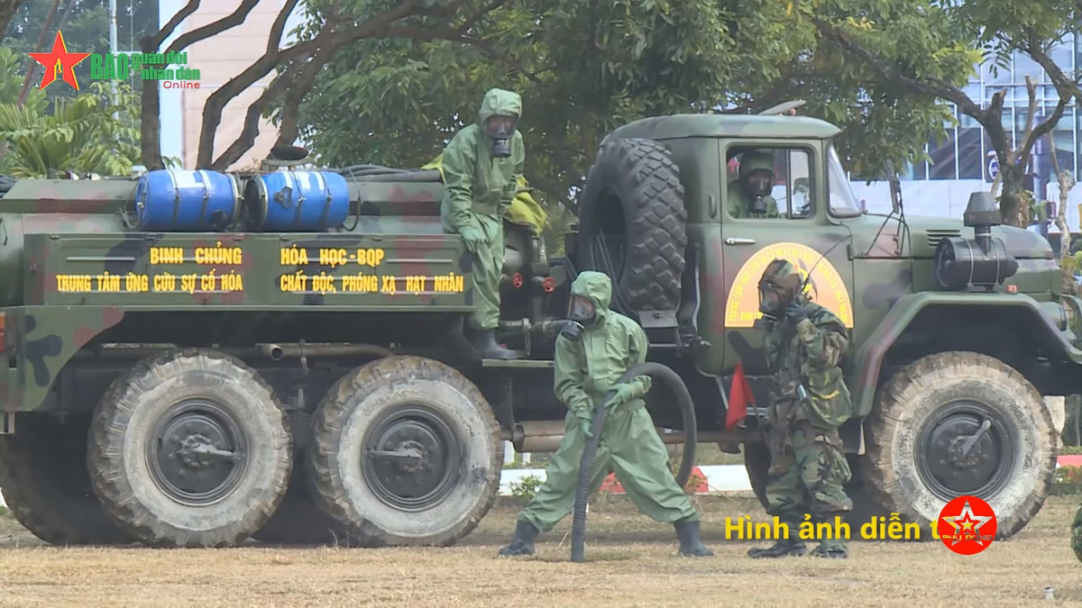 Bộ đội phòng hoá được trang bị các loại dụng cụ, quần áo bảo hộ an toàn để có thể hoạt động trong môi trường nguy hại. Nguồn ảnh: QĐND.