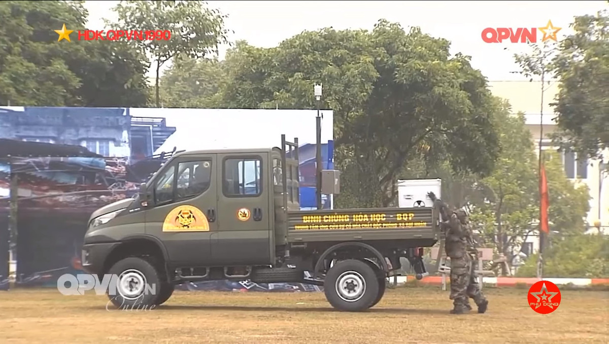 Để phục vụ được công việc này, binh chủng hoá học luôn cần phải được trang bị những loại thiết bị hiện đại, đảm bảo an toàn khi hoạt động trong môi trường ô nhiễm và đảm bảo bảo được sức khoẻ của người lính. Nguồn ảnh: QĐND.