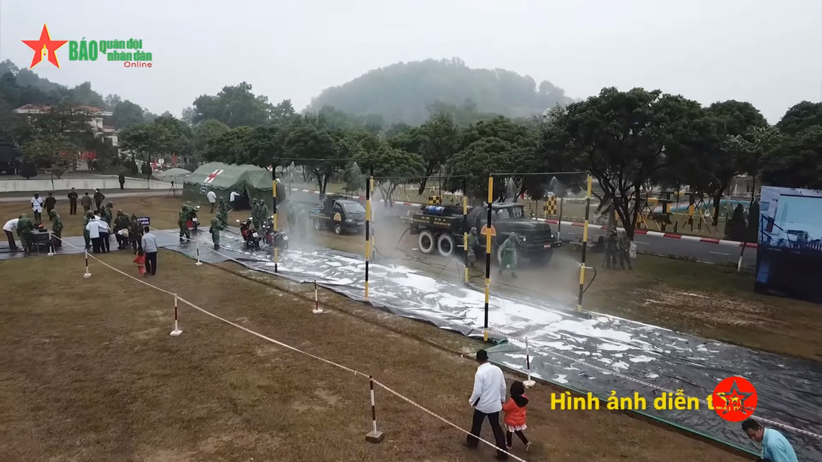 Hệ thống rửa xe dã chiến được dựng lên để tẩy uế cho các phương tiện cơ giới cỡ lớn - kể cả xe tăng. Nguồn ảnh: QĐND.