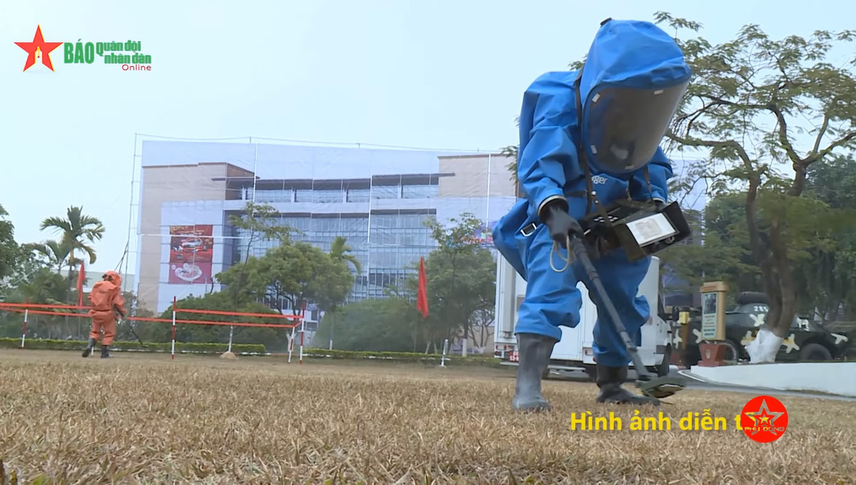 Trang phục bảo hộ "hạng nặng" của lực lượng phòng hoá khi làm việc trong môi trường nhiễm phóng xạ. Nguồn ảnh: QĐND.