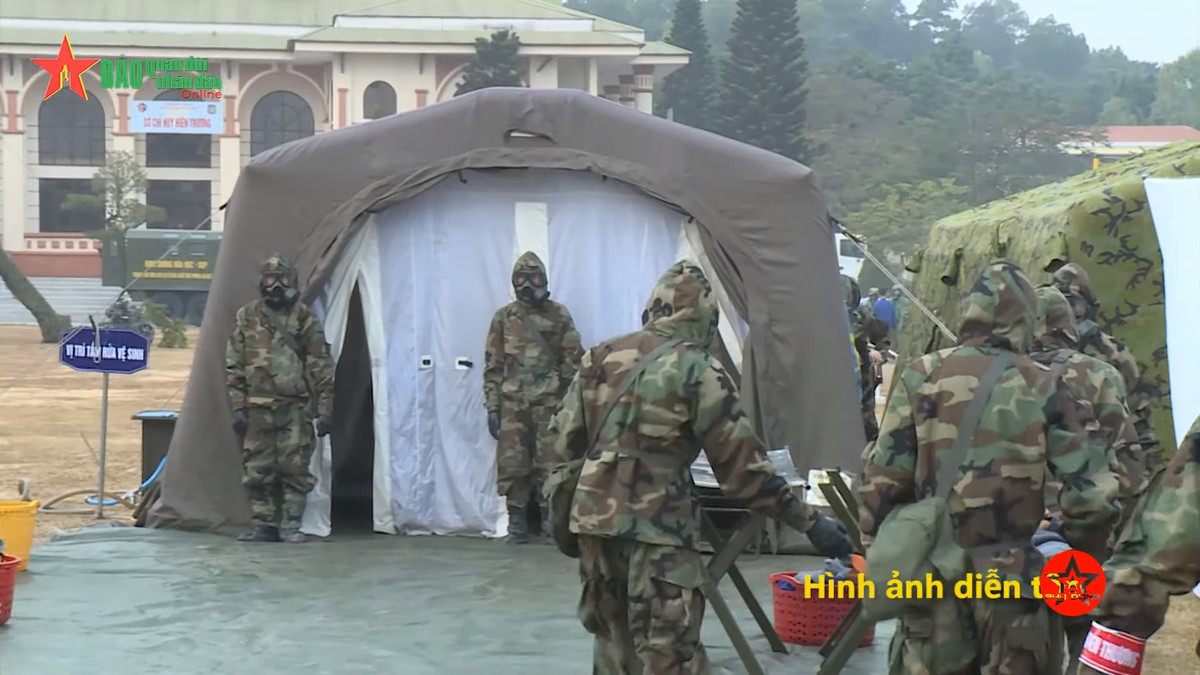 Lều dã chiến được dựng lên để làm nơi tẩy rửa quần áo bảo hộ của lính phòng hoá sau khi tiếp xúc với môi trường độc hại. Nguồn ảnh: QĐND.