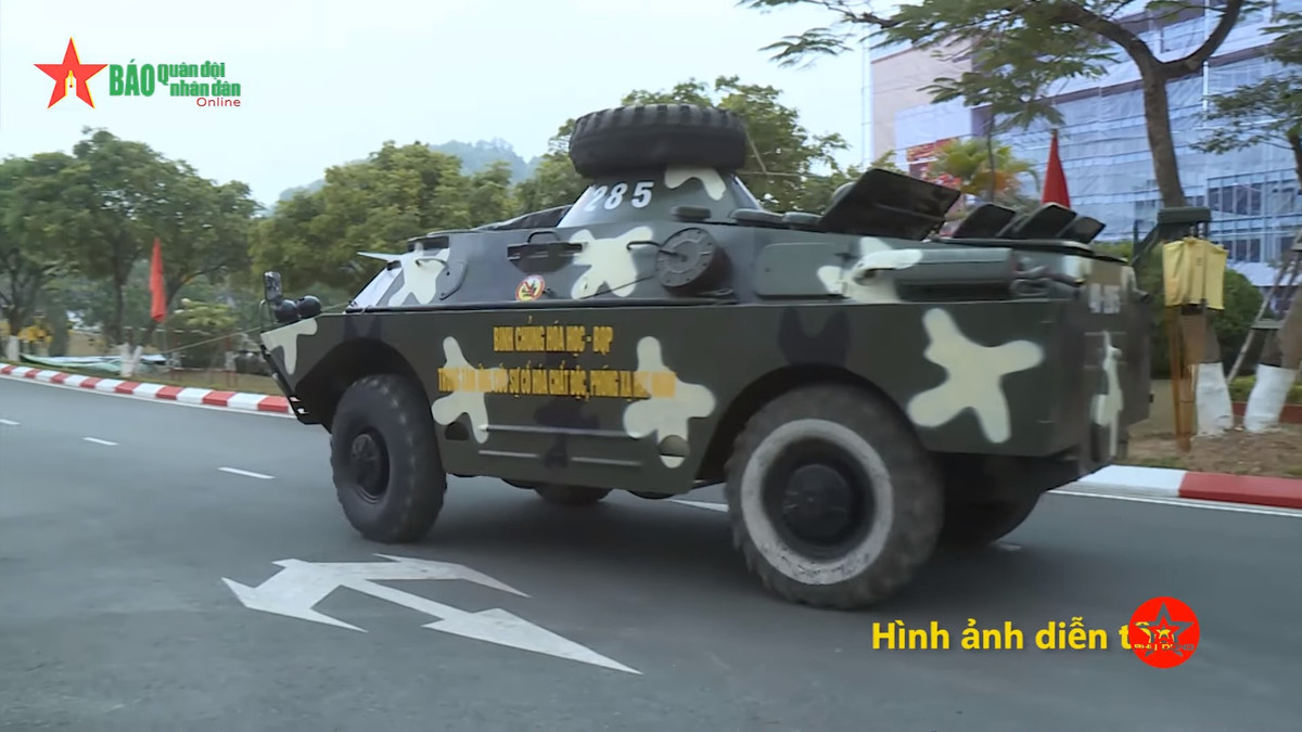 Các loại phương tiện, thiết bị đặc chủng được đưa vào hiện trường để thực hiện công tác tẩy uế. Nguồn ảnh: QĐND.