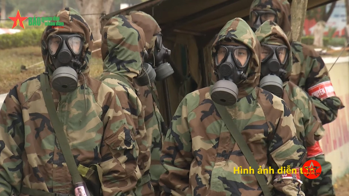 Khi xảy ra sự cố môi trường hay thậm chí là thảm hoạ hạt nhân, lực lượng phòng hoá luôn là đơn vị đi đầu, đảm nhiệm trọng trách "dọn dẹp chiến trường". Nguồn ảnh: QĐND.