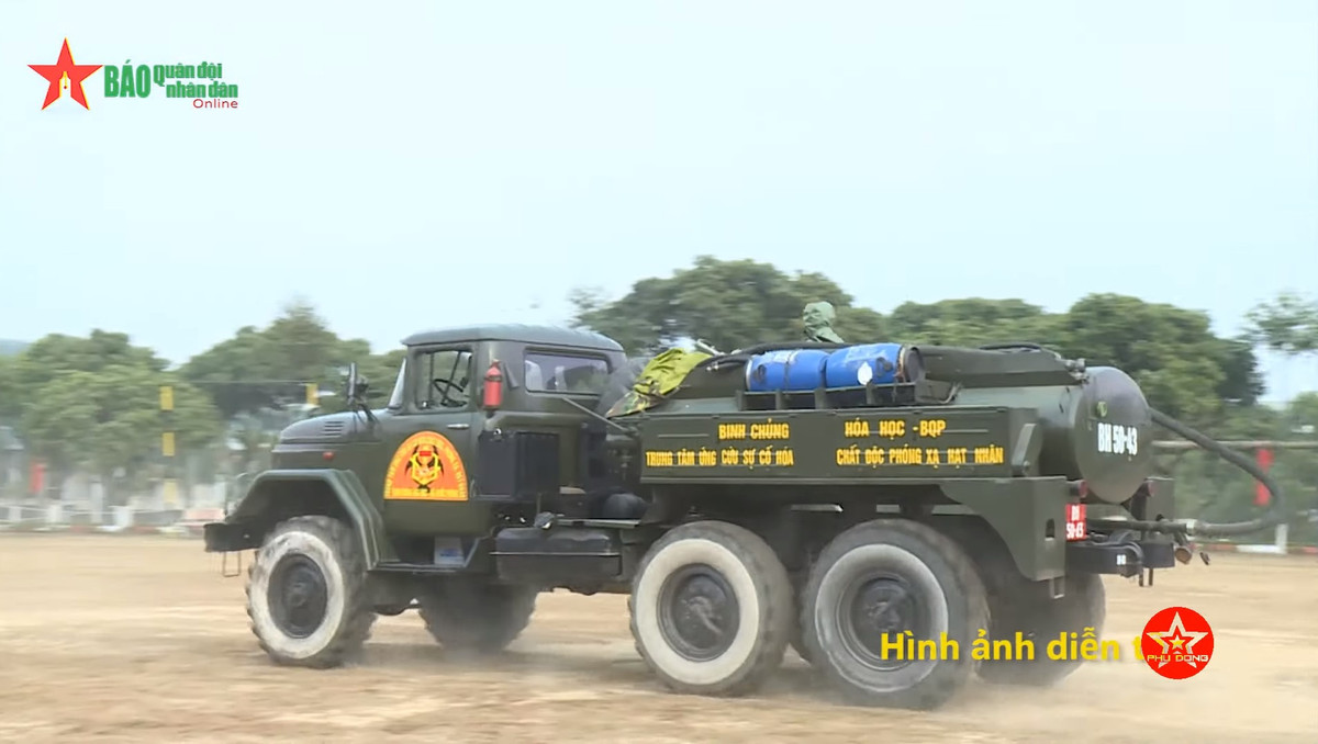 Không chỉ đối phó với vũ khí hoá học của đối phương, lực lượng phòng hoá còn có nhiệm vụ tham gia tẩy uế, giải quyết các vấn đề liên quan tới môi trường khác. Nguồn ảnh: QĐND.