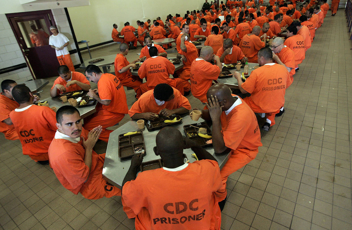 Theo đó, các tù nhân của Mỹ hiện đang thực hiện nhiều đơn đặt hàng quốc phòng cho chính phủ. Các đơn hàng này bao gồm việc sản xuất một vài bộ phận cho loại tên lửa hành trình cận âm có độ chính xác cao Tomahawk. Nguồn ảnh: Pinterest.