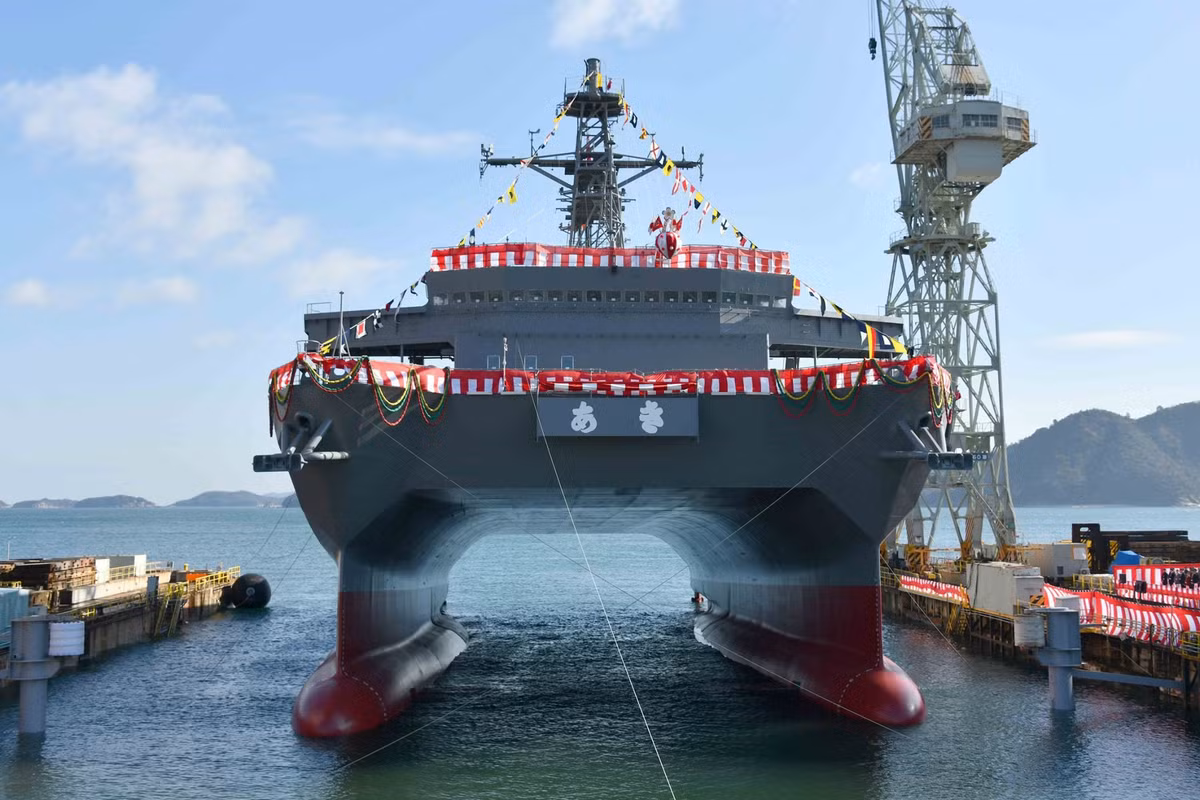 Được đóng theo lớp tàu Hibiki, tàu hậu cần vừa được Lực lượng Phòng vệ trên biển Nhật Bản hạ thuỷ là tàu thứ ba trong lớp tàu này, ngoài nhiệm vụ hậu cần còn có khả năng đo cường độ âm thanh để săn tìm tàu ngầm đối phương hoặc đo đạc lòng biển. Nguồn ảnh: Chosun.