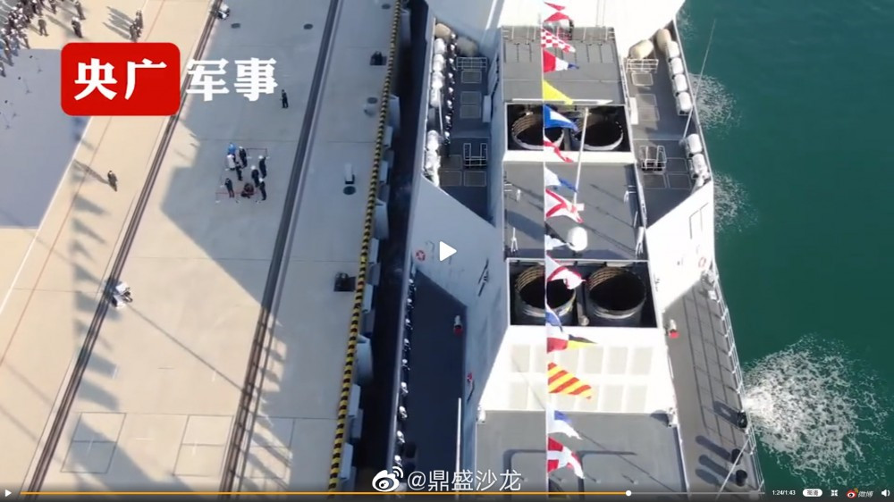 Các khu trục hạm lớp Type 055 còn mang theo được 2 trực thăng ở phía sau boong tàu. Theo lý thuyết, các trực thăng được sử dụng cùng với Type 055 sẽ là Z-18F. Nguồn ảnh: Livejournal.