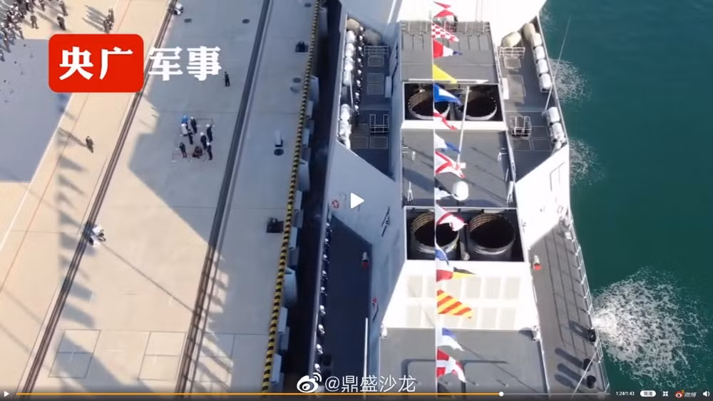 Các khu trục hạm lớp Type 055 còn mang theo được 2 trực thăng ở phía sau boong tàu. Theo lý thuyết, các trực thăng được sử dụng cùng với Type 055 sẽ là Z-18F. Nguồn ảnh: Livejournal.