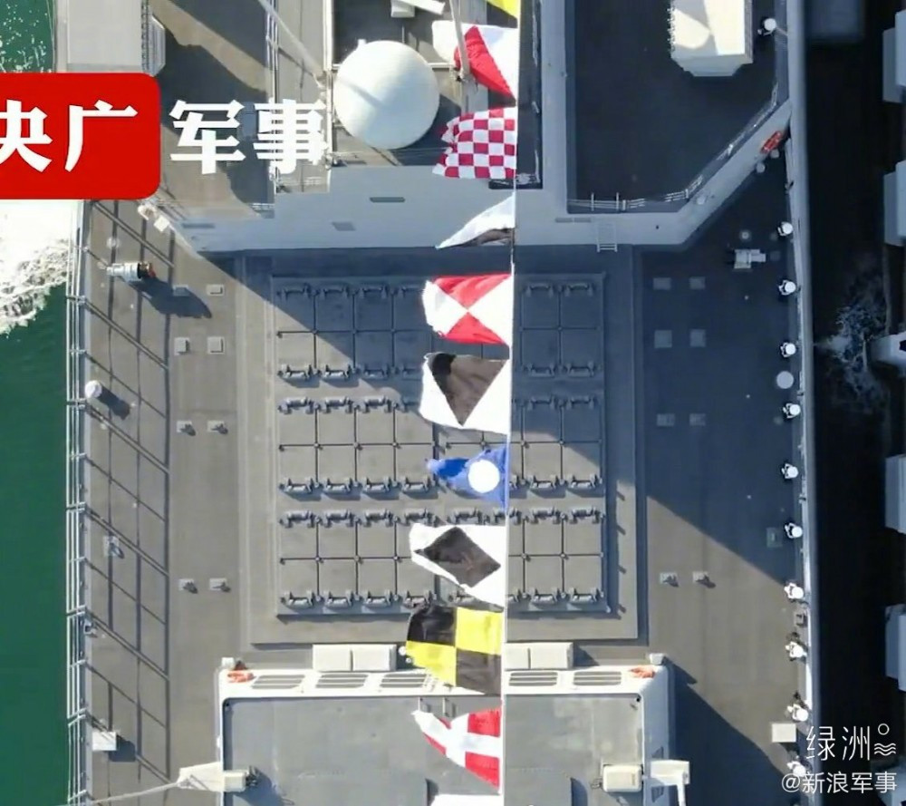 Ngoài ra, tàu còn được trang bị pháo H/PJ-38 đa chức năng cỡ nòng 130mm, pháo cao tốc H/PJ-11 và dàn phóng tên lửa phòng thủ tầm gần HHQ-10. Nguồn ảnh: Livejournal.