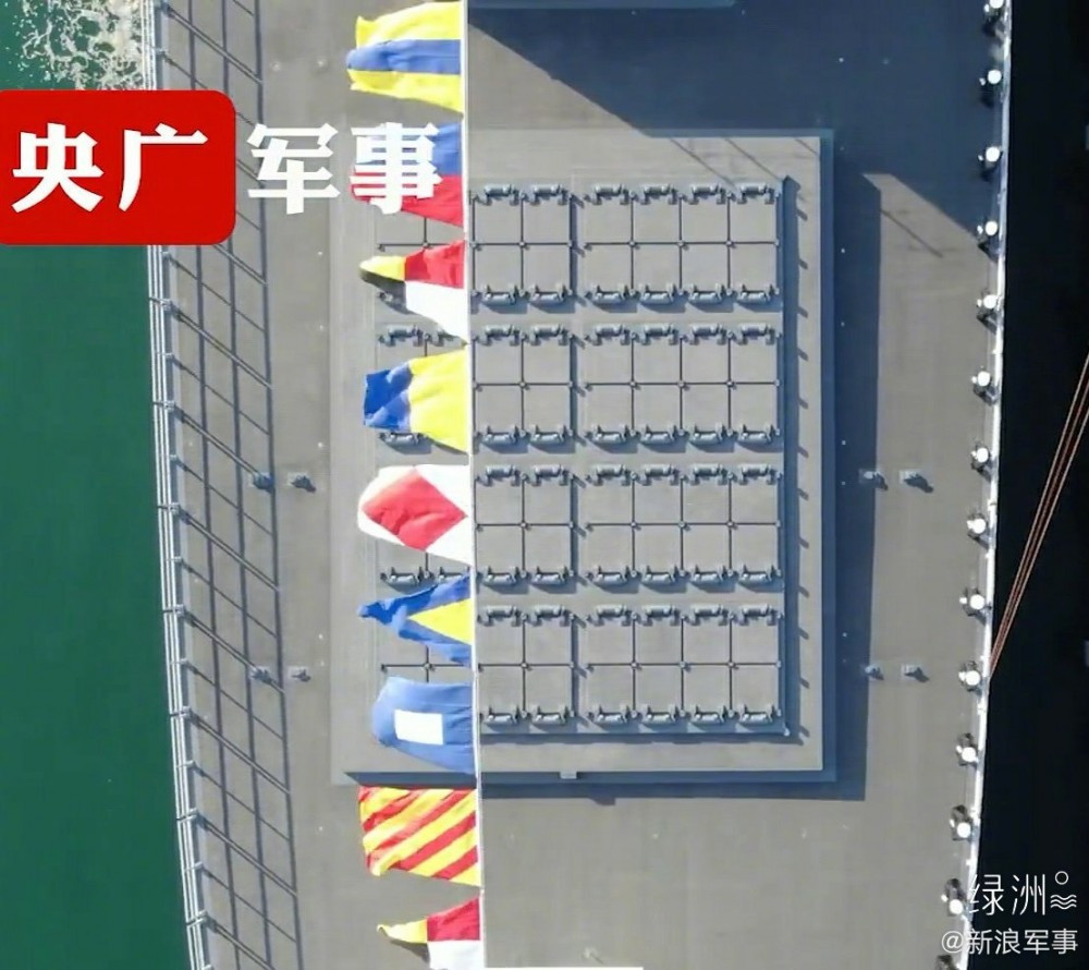 Với độ giãn nước khổng lồ, số lượng vũ khí mà Type 055 mang theo được cũng "khổng lồ" không kém với 112 giếng phóng tên lửa thẳng đứng tương thích với các loại tên lửa HHQ-9, YJ-18, CJ-10,... Nguồn ảnh: Livejournal.