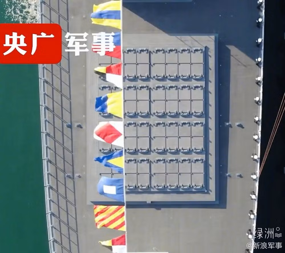 Với độ giãn nước khổng lồ, số lượng vũ khí mà Type 055 mang theo được cũng "khổng lồ" không kém với 112 giếng phóng tên lửa thẳng đứng tương thích với các loại tên lửa HHQ-9, YJ-18, CJ-10,... Nguồn ảnh: Livejournal.