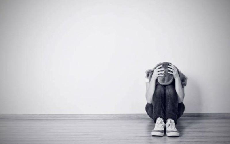 Gây trầm cảm: Sử dụng điện thoại di động có thể có tác động tiêu cực đến sức khỏe tâm thần của mỗi người, hạn chế các hành vi cộng đồng, gia đình.