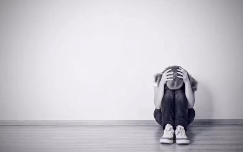 Gây trầm cảm: Sử dụng điện thoại di động có thể có tác động tiêu cực đến sức khỏe tâm thần của mỗi người, hạn chế các hành vi cộng đồng, gia đình.