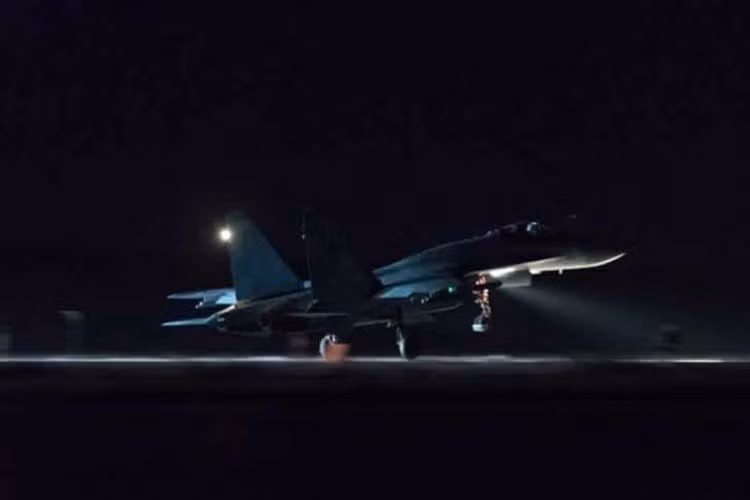 Theo thông tin trên trang Avia của Nga, vào ngày 30-12, các máy bay chiến đấu của Israel đã được gửi đến miền Đông Syria để tiến hành một loạt vụ tấn công tên lửa khác tại căn cứ quân sự Iran ở tỉnh Deir ez-Zor