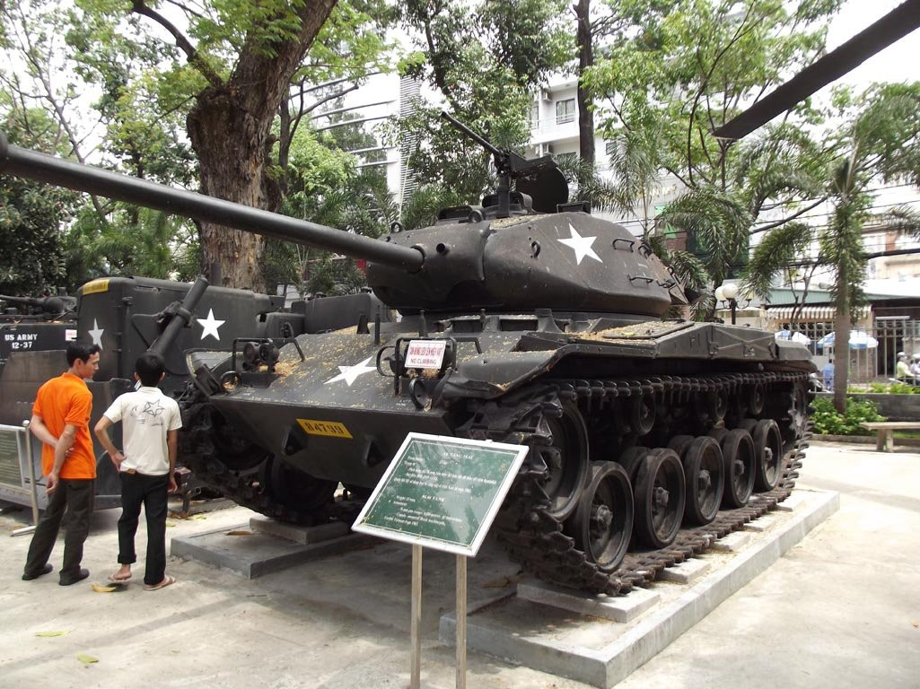 Trong số đó có khoảng 350 chiếc Walker Bulldog được Mỹ chuyển đến Việt Nam để sử dụng. Tất nhiên là trong số này không có một chiếc nào kịp theo chân Mỹ "đào tẩu" khỏi Việt Nam, tất cả đều bị ta tiêu diệt hoặc trưng dụng. Nguồn ảnh: Thevietnamwar.