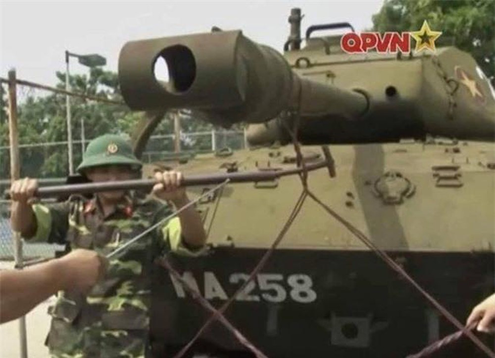 Điểm khó nhất khi sử dụng xe tăng Walker Bulldog trong đội hình tăng của Việt Nam đó là một vài phiên bản của loại xe tăng Mỹ này sử dụng động cơ xăng thay vì động cơ diesel như xe tăng Liên Xô. Nguồn ảnh: QPVN.