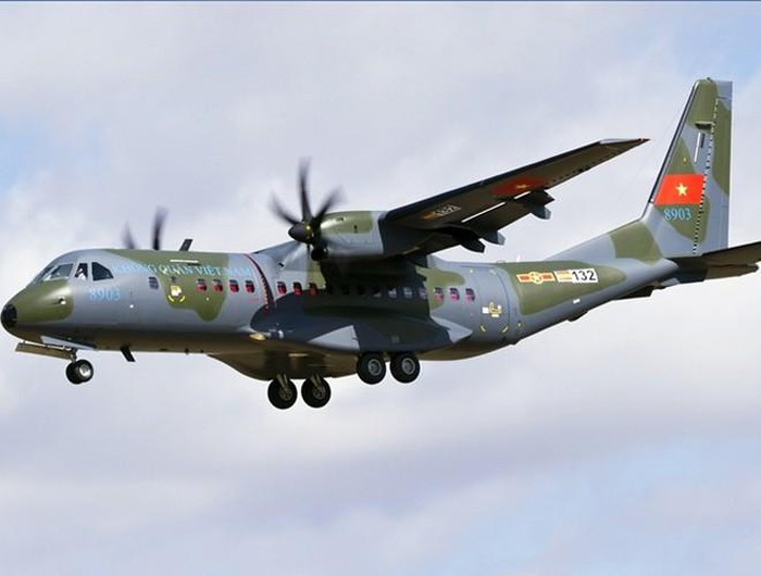 Ngoài ra, Không quân Việt Nam còn đang sở hữu 3 máy bay vận tải C295. Nguồn ảnh: Airliners.