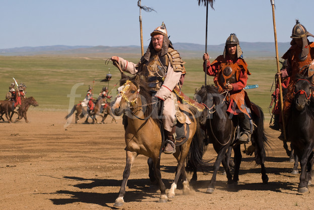 Do chiều cao thấp nên trọng tâm của người cưỡi cũng thấp, cưỡi trên ngựa của Mông Cổ sẽ dễ giữ thăng bằng hơn khi ngồi trên lưng ngựa châu Âu. Nguồn ảnh: Pinterest.