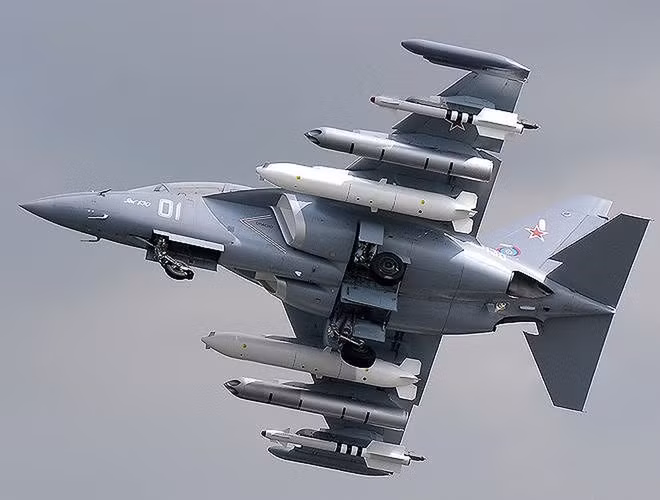 So với Su-27SK và Su-30MK2 thì Su-30SM cũng như Su-35S đặc biệt tỏ ra vượt trội về khả năng vận động phức tạp, do vậy rất cần máy bay huấn luyện cao cấp tương xứng.