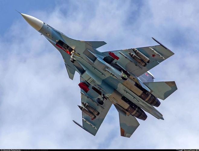 Chiếc Su-30SM còn tỏ ra phù hợp hơn với nhu cầu của Việt Nam khi nó là máy bay chiến đấu do 2 phi công điều khiển trong khi Su-35S chỉ là 1, giúp giảm tải khối lượng cũng như chuyên môn hóa công việc cho phi công.