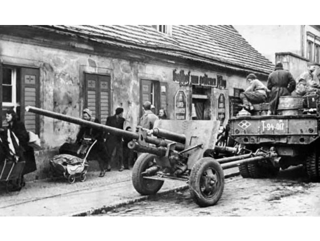 Theo thử nghiệm của Liên Xô, khẩu pháo nòng dài ZIS-2 57mm có khả năng xuyên vỏ giáp dày 74mm thép cán đồng nhất ở khoảng cách 1000 mét - đủ sức hạ gục phần lớn các loại xe tăng phổ biến thời bấy giờ. Nguồn ảnh: Rumil.